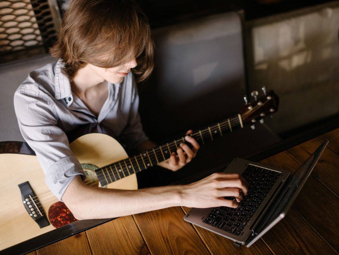 Tips on How to Use a Guitar as a Beginner
